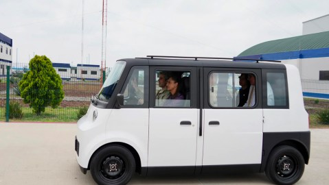 sheinbaum-drives-“olinia”,-the-first-mexican-electric-vehicle-that-will-cost-$8,600-dollars