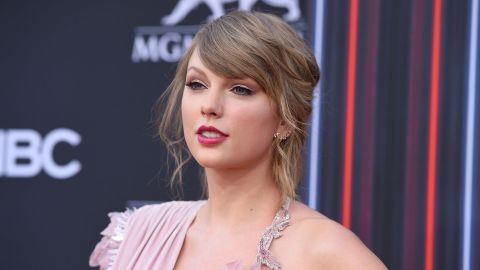 taylor-swift-surprises-with-a-performance-at-the-premiere-of-“toy-account-5”-in-los-angeles