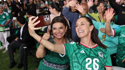 sheinbaum-avoids-the-zocalo-in-mexico-city-and-goes-to-another-fan-fest-to-watch-the-opening-match-of-the-world-cup
