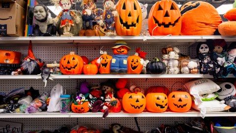 well-known-halloween-costume-retailer-announces-52,000-employees:-how-can-you-apply?