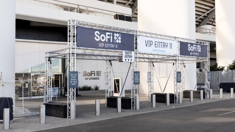 how-much-does-a-security-guard-at-sofi-stadium-earn:-hourly-salary