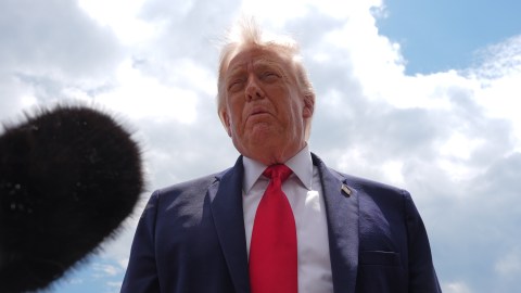 trump-announces-pact-with-iran-and-reopening-of-hormuz;-tehran-does-not-confirm-the-date
