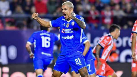 from-scare-to-glory:-cruz-azul-avoids-the-‘cruzazuleada’-in-the-premiere-of-its-title