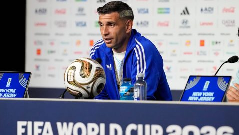 “he-looked-like-a-man-with-one-arm”:-the-shocking-sacrifice-of-dibu-martinez-to-get-argentina-into-the-final