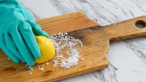 how-to-clean-the-wooden-cutting-board:-1-minute-trick-that-eliminates-bacteria