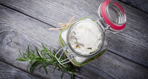 baking-soda-and-rosemary,-a-pure-remedy-to-care-for-hair-and-darken-gray-hair