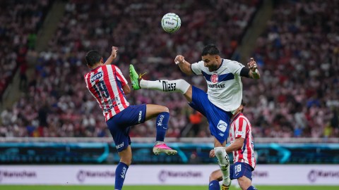 chivas’-nightmare-night:-alexis-vega’s-controversial-penalty-and-the-red-card-that-ruined-milito’s-debut