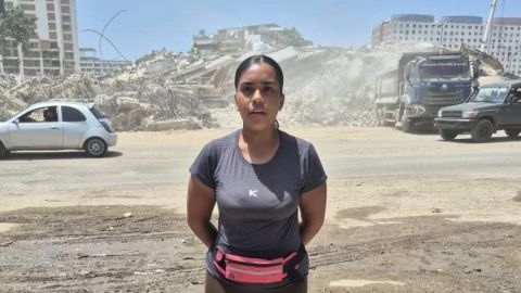 the-young-venezuelan-who-refuses-to-leave-the-rubble-where-the-bodies-of-her-relatives-are-found
